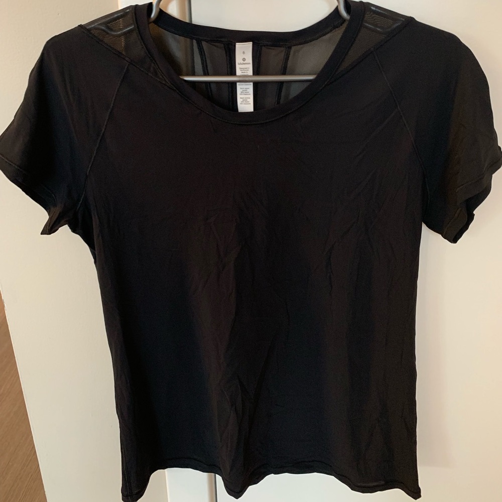 Lulu Lemon Women’s Tee Size 6